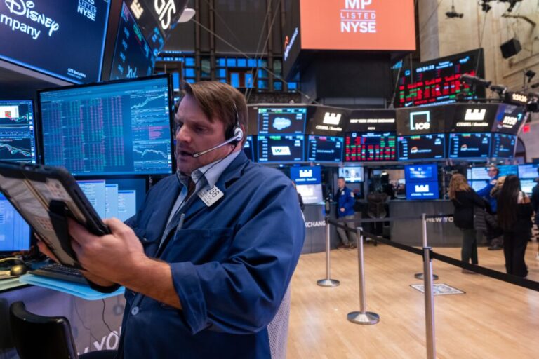 Stock trading by members of Congress could be banned in bipartisan push